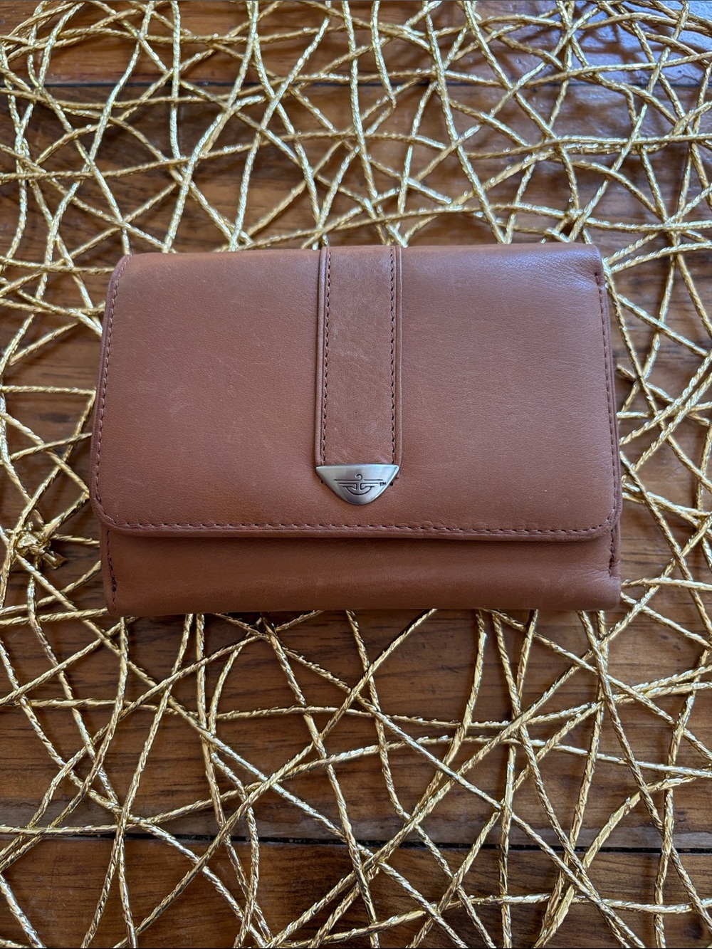 NWT-Dockers Women British  Tan, Genuine Leather,  Fold Wallet with Silver Accent